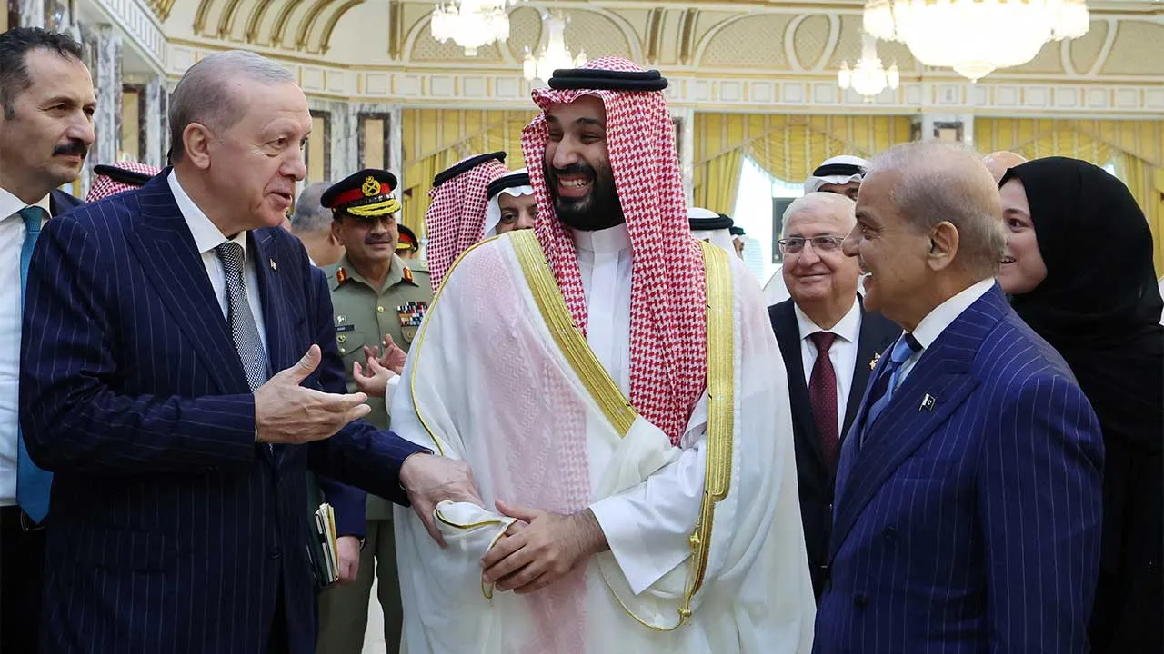 Turkish President Tayyip Erdogan, Saudi Crown Prince Mohammed bin Salman and Pakistan's Prime Minister Shehbaz Sharif chat after signing a joint defense agreement in Mecca, Saudi Arabia, August 7, 2026. Murat Cetinmuhurdar/Turkish Presidential Press Office/Handout via REUTERS ATTENTION EDITORS - THIS PICTURE WAS PROVIDED BY A THIRD PARTY. NO RESALES. NO ARCHIVES.
