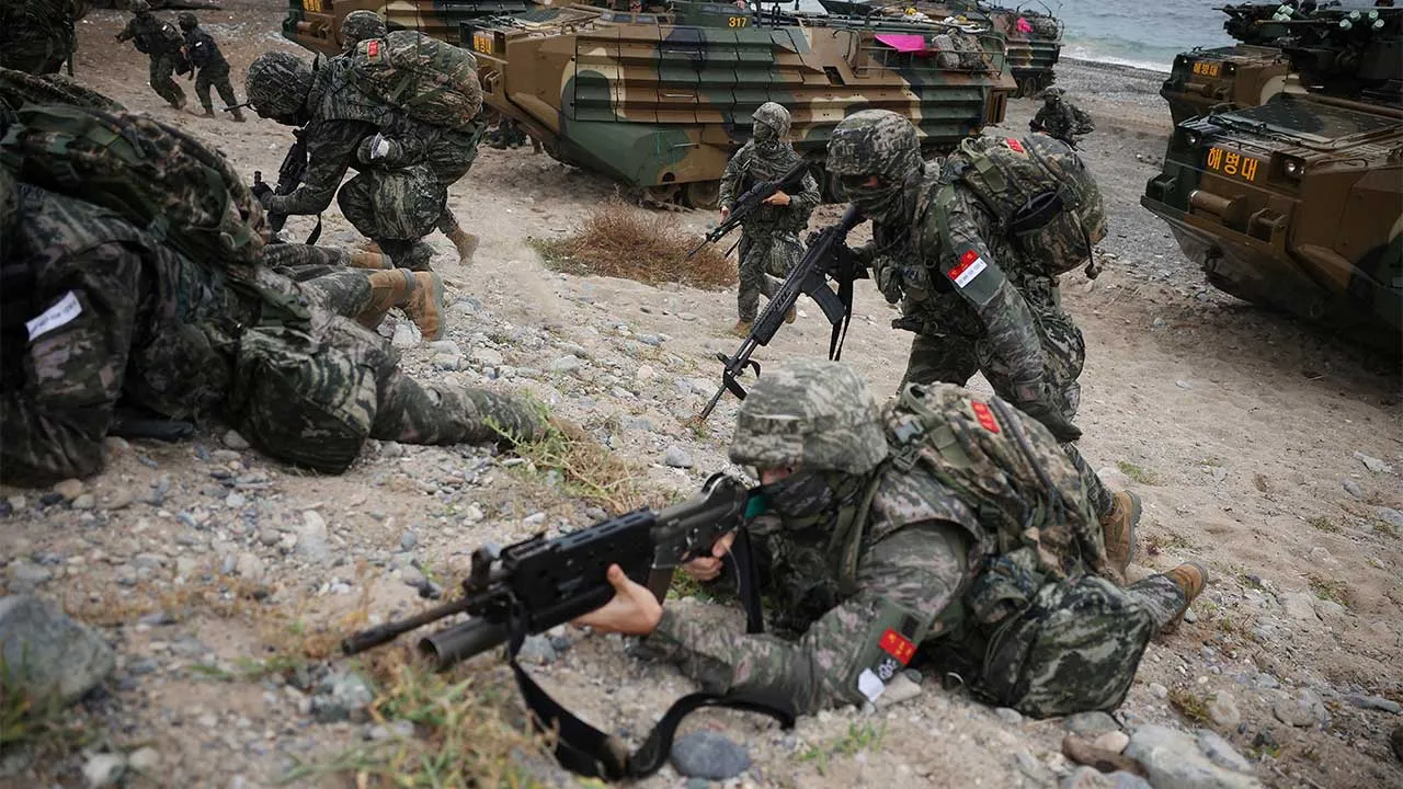 FILE PHOTO: South Korea's marines take part in U.S. and South Korea's marine corps combined amphibious landing drill called the 'Ssangyong' exercise, in Pohang, South Korea, September 2, 2024. REUTERS/Kim Hong-Ji/File Photo