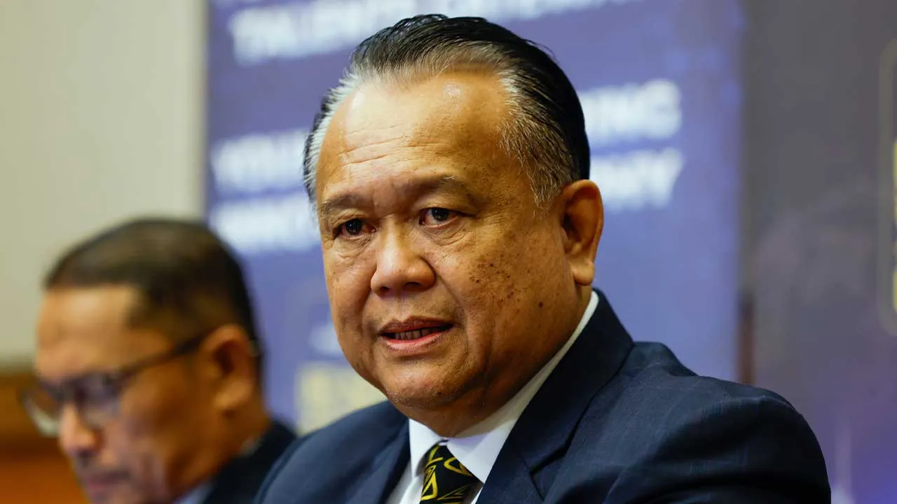KUALA LUMPUR, 18 Ogos -- Menteri Kerja Raya Datuk Seri Alexander Nanta Linggi mengadakan sidang media selepas Pelancaran Konvensyen Kejuruteraan Kebangsaan (NEC) 2026 hari ini.  Konvensyen yang diadakan selama empat hari bermula semalam, menghimpunkan lebih 2,000 peserta yang terdiri daripada komuniti profesion kejuruteraan pelbagai bidang termasuk jurutera profesional, jurutera siswazah, jurutera teknologis, ahli akademik, penggubal dasar, pemain industri, pelajar serta wakil badan profesional dari dalam d