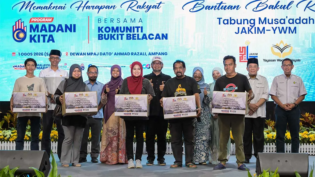 KUALA LUMPUR, 1 Ogos -- Menteri di Jabatan Perdana Menteri (Hal Ehwal Agama) Dr Zulkifli Hasan (tengah) bergambar bersama antara penerima Bantuan Bakul Rahmah Tabung Musa’adah JAKIM - Yayasan Waqaf Malaysia (YWM) pada Program MADANI Kita (PMK) di Dewan Dato' Ahmad Razali Kampung Melayu Ampang hari ini.  --fotoBERNAMA (2026) HAK CIPTA TERPELIHARA