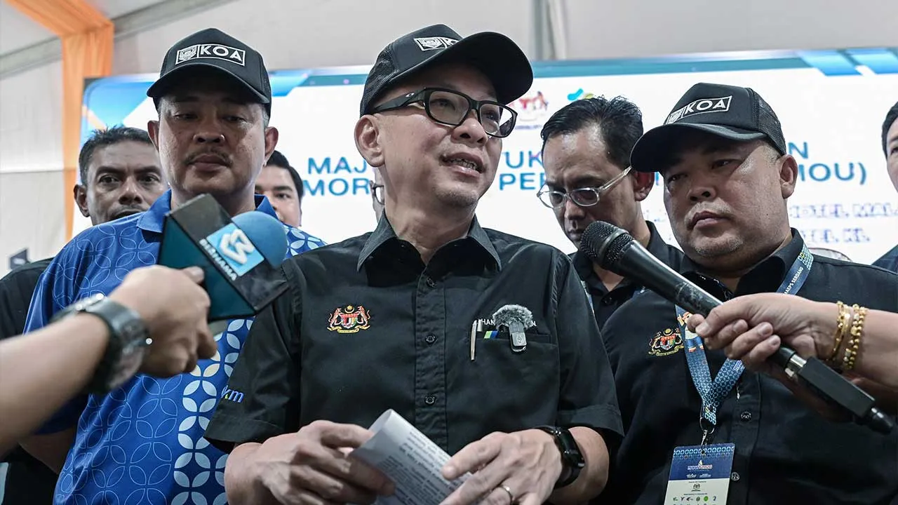 SERDANG, 30 Ogos - Timbalan Menteri Pertanian dan Keterjaminan Makanan Datuk Chan Foong Hin (tengah) ketika ditemu bual pemberita selepas Majlis Pertukaran Dokumen Memorandum Persefahaman (MoU) sempena Pameran Pertanian, Hortikultur dan Agropelancongan Malaysia (MAHA) 2026 di Taman Ekspo Pertanian Malaysia (MAEPS) hari ini. - fotoBERNAMA (2026) HAK CIPTA TERPELIHARA