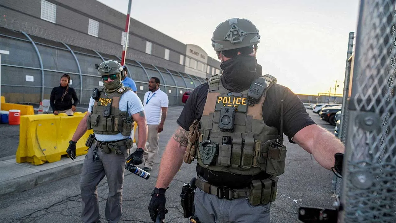 Immigration and Customs Enforcement (ICE) agents walk to close a gate outside of Delaney Hall detention center, after a Salvadoran immigrant, Edwin Lopez-Cornejo, who was being held inside died on Saturday, in Newark, New Jersey, U.S., August 3, 2026. REUTERS/Ryan Murphy REFILE - CORRECTING SURNAME FROM "LOPEZ-CONEJO" TO "LOPEZ-CORNEJO".