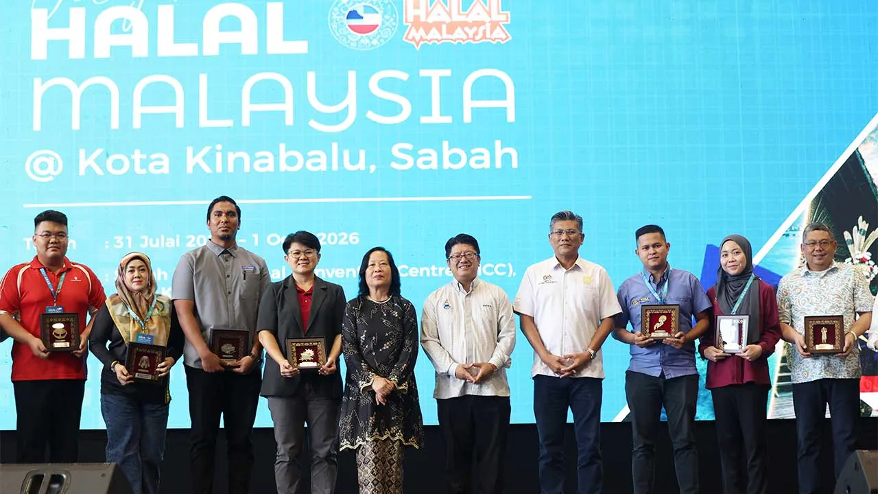 KOTA KINABALU, 1 Ogos -- Timbalan Ketua Menteri III Datuk Ewon Benedick (lima kanan) Pengerusi Halal Development bhd (HOC) Prof. Dr Mohd Afandi Salleh (empat kanan) bersama wakil jabatan yang menerima penghargaan pada majlis penutupan Jelajah Halal Malaysia Peringkat Negeri Sabah di Sabah International Convention Center (SICC) hari ini. __fotoBERNAMA (2026) HAK CIPTA TERPELIHARA