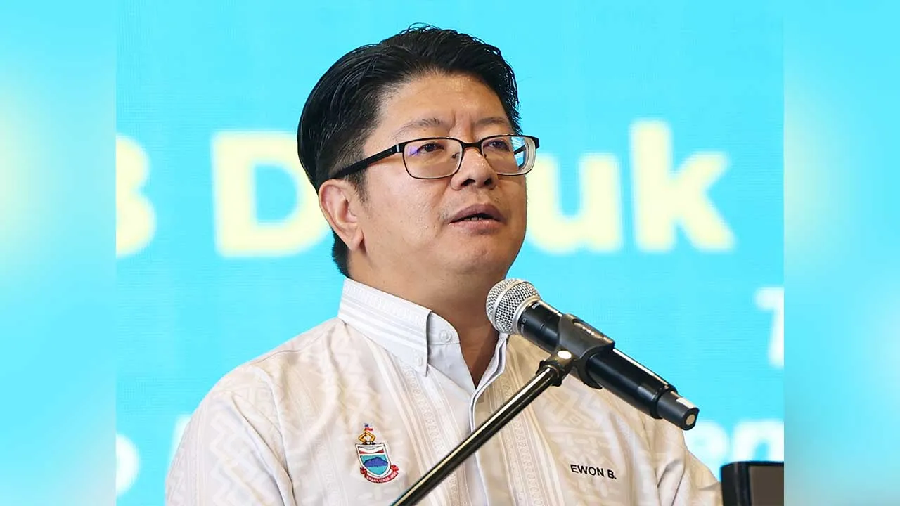 KOTA KINABALU, 1 Ogos -- Timbalan Ketua Menteri III Datuk Ewon Benedick ketika menyampaikan ucapan pada majlis penutupan Jelajah Halal Malaysia Peringkat Negeri Sabah di Sabah International Convention Center (SICC) hari ini. __fotoBERNAMA (2026) HAK CIPTA TERPELIHARA