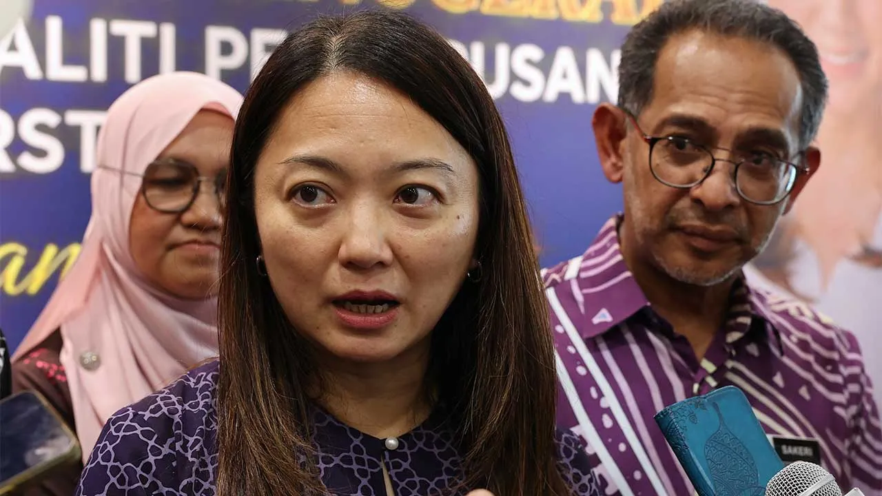 PUTRAJAYA, 6 Ogos -- Menteri di Jabatan Perdana Menteri (Wilayah Persekutuan) Hannah Yeoh ketika sidang media pada Majlis Penyerahan Hadiah Cabutan Bertuah Cukai Taksiran 2025 dan Majlis Penyampaian Anugerah Penarafan Bintang Kualiti Pengurusan Skim Pemajuan Berstrata 2025 Wilayah Persekutuan Putrajaya di Dewan Seri Siantan, Kompleks Perbadanan Putrajaya hari ini.  Turut kelihatan Presiden Perbadanan Putrajaya Datuk Mohd Sakeri Abdul Kadir (kanan).  --fotoBERNAMA (2026) HAK CIPTA TERPELIHARA