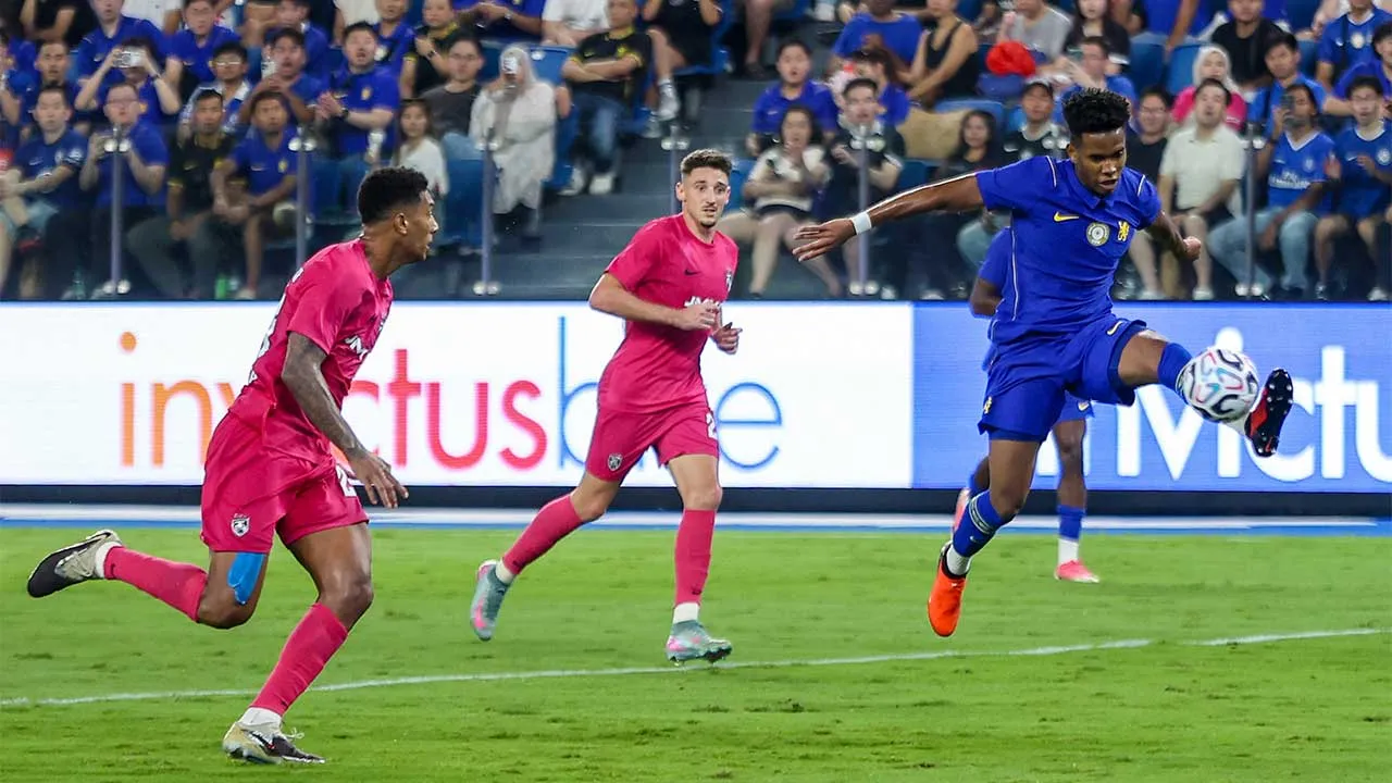 ISKANDAR PUTERI, 9 Ogos -- Pemain JDT Eddy Israfiloz (kiri) gagal menghalang pemain Chelsea FC Estevao Willian (kanan) pada perlawanan persahabatan antarabangsa antara JDT dan Chelsea FC di Stadium Sultan Ibrahim, hari ini.  Keputusan penuh JDT 3-3 Chelsea FC.  --fotoBERNAMA (2026) HAK CIPTA TERPELIHARA