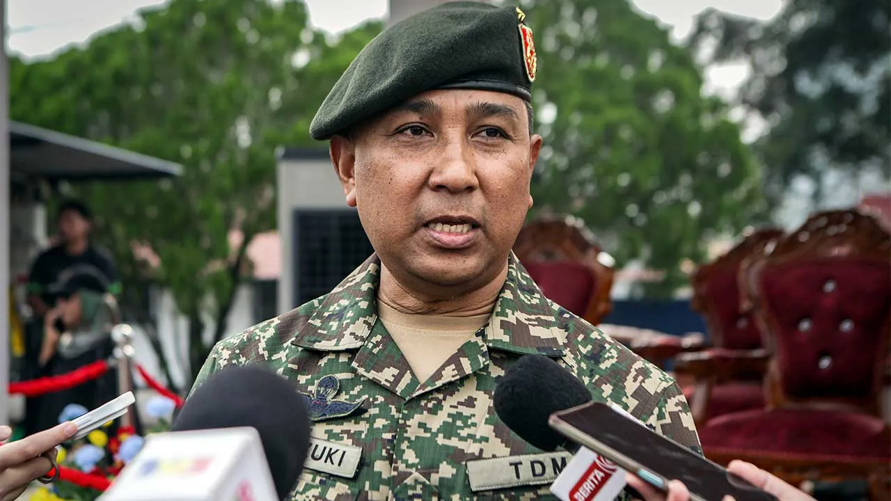 PADANG BESAR, 23 Ogos -- Ketua Pengarah Jabatan Latihan Khidmat Negara (JLKN) Mejar Jeneral Datuk Marzuki Mokhtar ketika sidang media pada Perbarisan Tamat Latihan Program Latihan Khidmat Negara (PLKN) 3.0 di Cawangan Latihan Khidmat Negara (CLKN) Kem 504 Askar Wataniah (AW) Bukit Keteri dekat sini hari ini.  Seramai 106 pelatih wanita di Kem 504 AW Bukit Keteri berjaya menamatkan latihan selama 45 hari bermula 11 Julai lepas dengan modul merangkumi 70 peratus latihan ketenteraan dan 30 peratus kenegaraan. 