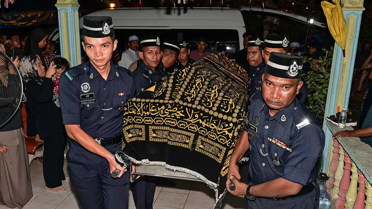 DUNGUN, 8 Ogos -- Pegawai dan anggota polis membawa jenazah Konstabel Muhammad Raimi Ismarubee, 26, yang maut dipercayai akibat terkena renjatan elektrik ketika tiba di rumah keluarganya di Felda Kerteh 2, malam ini.  Muhammad Raimi merupakan antara tiga anggota polis yang maut dalam kejadian renjatan elektrik di luar Balai Polis Weston, Beaufort, Sabah pada petang 6 Ogos lalu.  --fotoBERNAMA (2026) HAK CIPTA TERPELIHARA