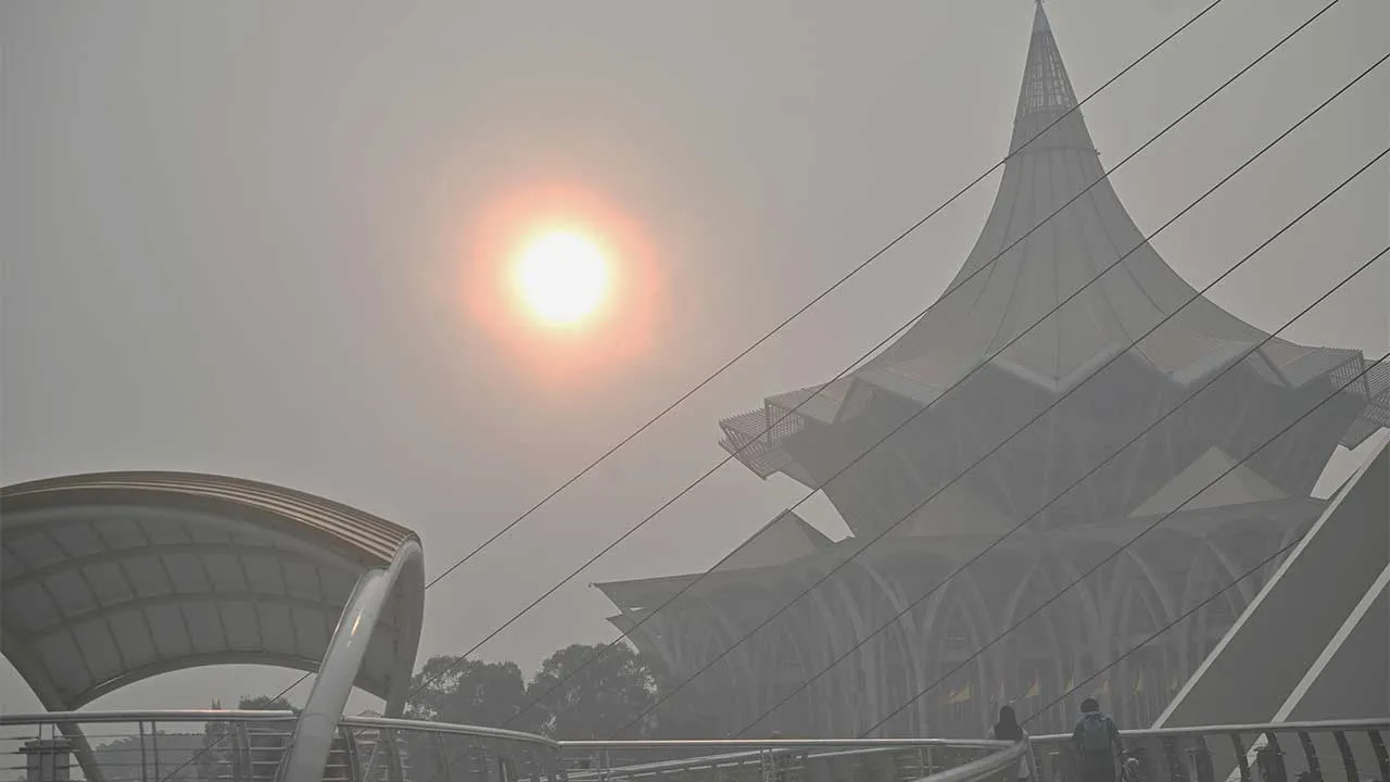 KUCHING, 20 Ogos -- Pemandangan Bangunan Dewan Undangan Negeri (DUN) Sarawak kelihatan kabur akibat jerebu dengan merekodkan bacaan Indeks Pencemaran Udara (IPU) 180 pada tahap tidak sihat setakat 9 pagi tadi.  -- fotoBERNAMA (2026) HAK CIPTA TERPELIHARA