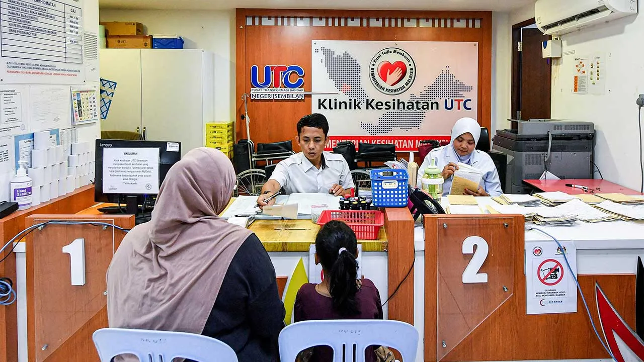 SEREMBAN, 5 Feb - Petugas klinik membantu pelanggan yang hadir bagi menggunakan perkhidmatan perubatan di Klinik Kesihatan UTC Seremban hari ini. Kementerian Kesihatan (KKM) terus melaksanakan transformasi dalam memberi perkhidmatan terbaik kepada rakyat apabila berjaya mengurangkan tempoh menunggu dari tiga jam kepada 30 minit di klinik kerajaan. Menteri Kesihatan, Datuk Seri Dr Dzulkefly Ahmad berkata, pencapaian itu dicapai KKM menerusi pelaksanaan agenda transformasi digital kesihatan. - fotoBERNAMA (20
