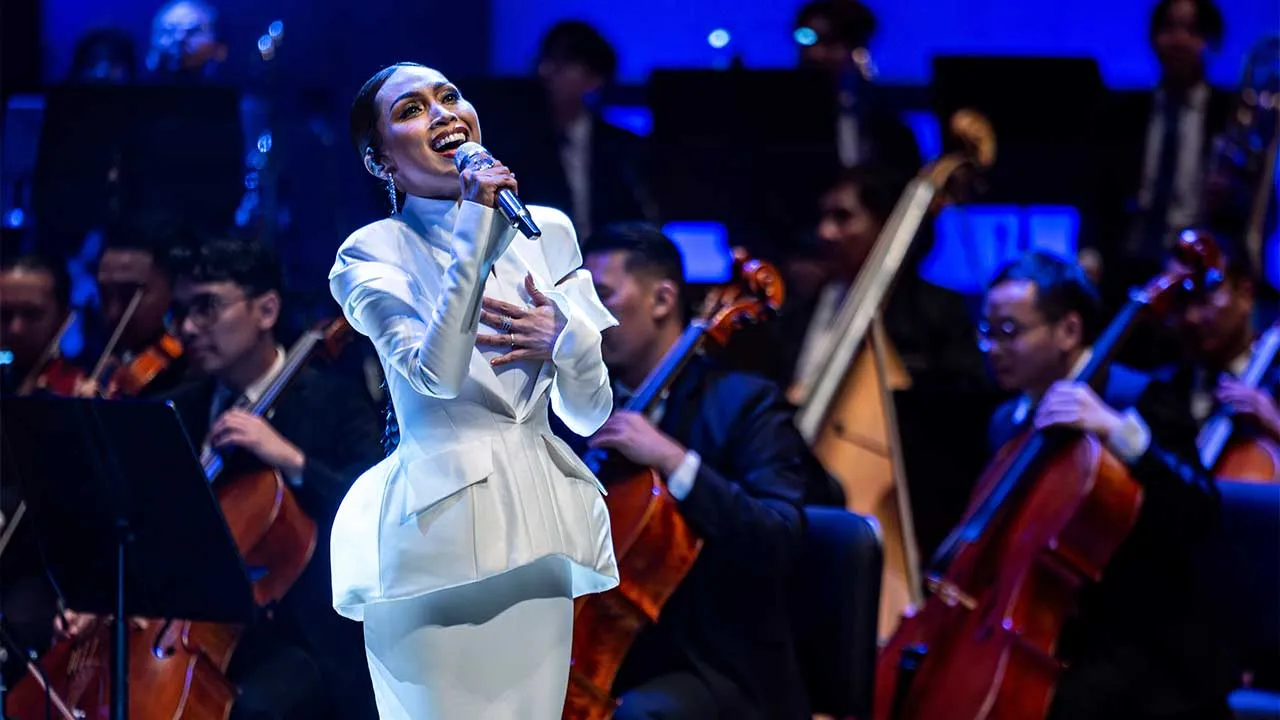 KUALA LUMPUR, 9 Ogos -- Persembahan bertenaga penyanyi popular tanah air, Dayang Nurfaizah pada Konsert Diraja UKM 2026 di Dewan Filharmonik PETRONAS (DFP), malam tadi.   Persembahan eksklusif ini dikendalikan oleh maestro jemputan terkenal, Datuk Dr Johari Salleh. Konsert itu turut menampilakan beberapa artis tempatan seperti Datuk Zainal Abidin dan Nadeera Zaini.  Konsert Diraja UKM 2026 merupakan inisiatif pengumpulan dana khusus bagi menyokong pembangunan akademik dan penyelidikan menerusi Kursi Diraja 
