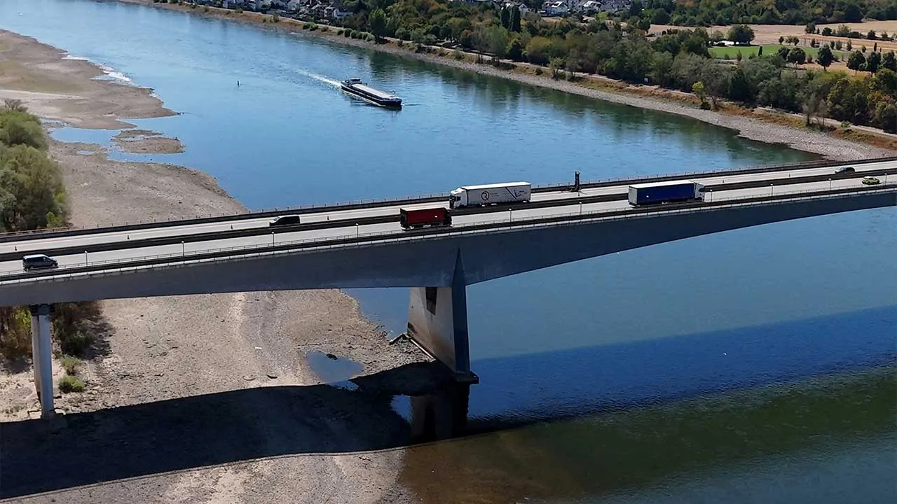 FILE PHOTO: Cars and trucks cross a bridge over the Rhine river on the Autobahn 48 highway near Bendorf, Germany, August 11, 2026, during prolonged dry weather across Europe that causes massive consequences for German industry. REUTERS/Stephane Nitschke/File Photo