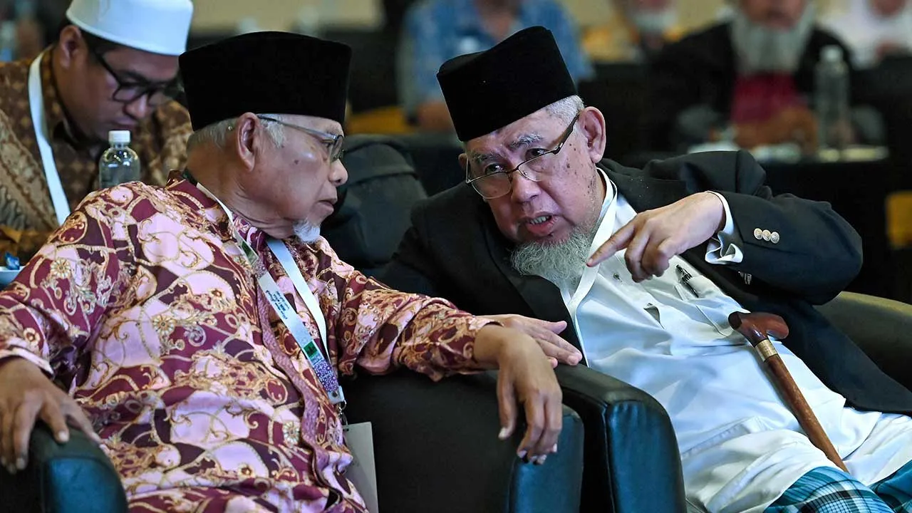 IPOH, 30 Ogos - Presiden Majlis Perundingan Pertubuhan Islam Malaysia (MAPIM) Mohd Azmi Abd Hamid (kanan) ketika hadir pada Majlis Penutupan Persidangan Masjid Serantau di Casuarina Convention Centre, Meru hari ini. - fotoBERNAMA (2026) HAK CIPTA TERPELIHARA