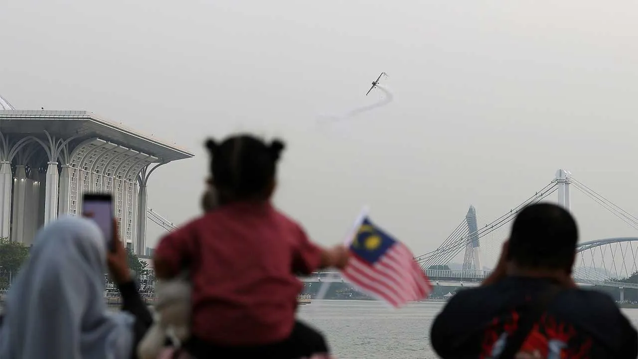 PUTRAJAYA, 27 Ogos -- Langit Putrajaya hari ini dicorakkan dengan aksi memukau Pasukan Aerobatik Krisakti menerusi pertunjukan “Melukis Senja” pada Merdeka Sunset Air Show menjelang sambutan Hari Kebangsaan 2026.  Aksi formasi dan manuver udara pasukan aerobatik itu mencuri perhatian ketika membelah langit senja, sekali gus menyemarakkan suasana menjelang sambutan bulan kemerdekaan.  Siri latihan pertunjukan berkenaan berlangsung di Monumen Alaf Baru pada 12, 20, 27 dan 29 Ogos, dari 7 hingga 7.30 malam.  -