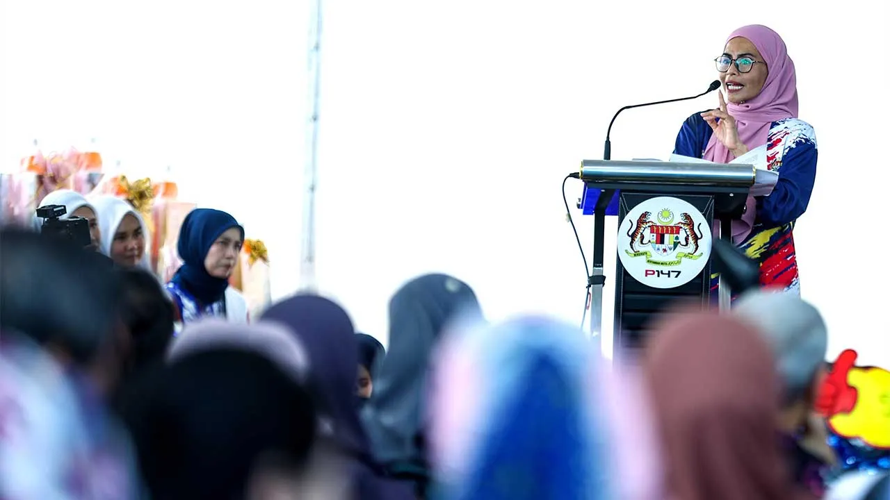 BATU PAHAT, 30 Ogos - Menteri Perladangan dan Komoditi Datuk Seri Dr Noraini Ahmad berucap pada Majlis Peluncuran Kampung Angkat MADANI 2026 Kementerian Perladangan dan Komoditi (KPK) di Dewan Serbaguna Parit Warijo, Seri Medan hari ini. - fotoBERNAMA (2026) HAK CIPTA TERPELIHARA
