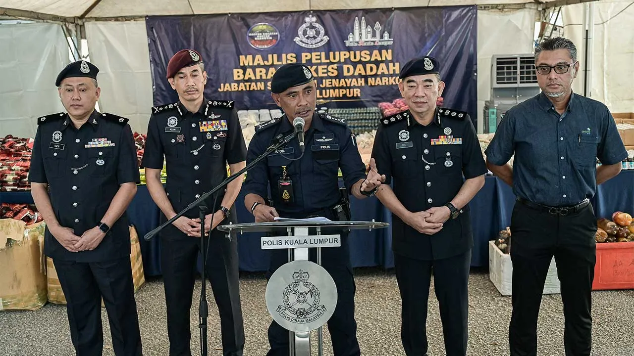 KUALA LUMPUR, 19 Ogos -- Ketua Polis Kuala Lumpur Datuk Fadil Marsus bercakap pada sidang media ketika Majlis Pelupusan Barang Kes Dadah Jabatan Siasatan Jenayah Narkotik di Ibu Pejabat Kontinjen Kuala Lumpur hari ini.  --fotoBERNAMA (2026) HAK CIPTA TERPELIHARA