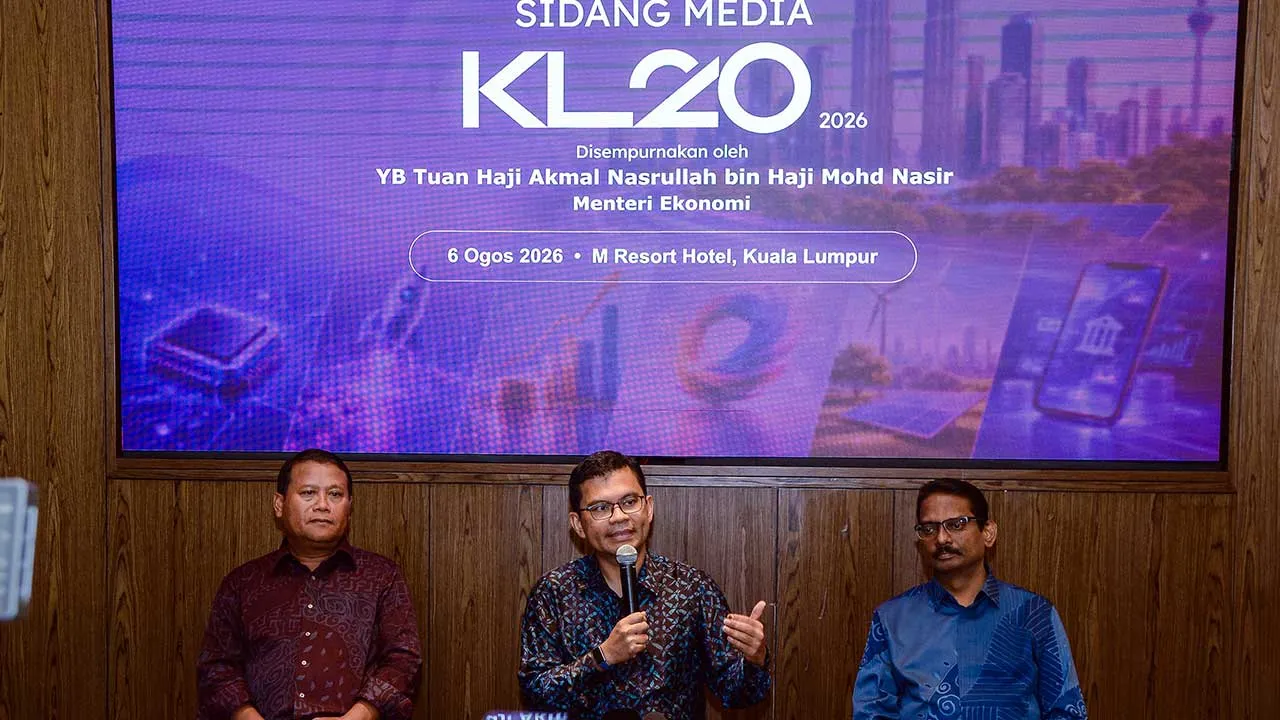 KUALA LUMPUR, 6 Ogos -- Menteri Ekonomi Akmal Nasrullah Mohd Nasir (tengah) ketika sidang media selepas Majlis Prapelancaran Persidangan KL20 2026 hari ini.  --fotoBERNAMA (2026) HAK CIPTA TERPELIHARA