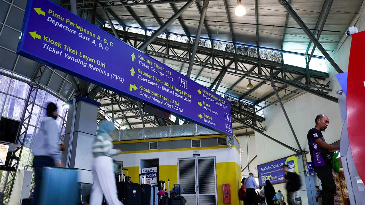 MELAKA, 8 April -- Suasana tenang dapat disaksikan di Melaka Sentral ketika ketika tinjauan fotoBERNAMA mengenai orang ramai pulang ke kampung halaman bagi menyambut Hari Raya Aidilfitri, hari ini.  Petugas di sini menyatakan bahawa sejak mula cuti sekolah pada hari Jumaat lepas sehingga hari ini, situasi di kaunter tiket tidak sesak dan terkawal.  Umat Islam dijangka menyambut 1 Syawal pada 10 April ini.  — fotoBERNAMA (2024) HAK CIPTA TERPELIHARA