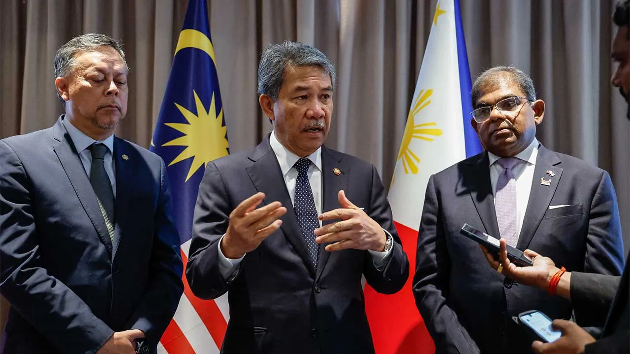 MANILA, August 18 -- Foreign Minister Datuk Seri Mohamad Hasan when met by media after the ninth Philippines-Malaysia Joint Commission Meeting (JCM) at the Department of Foreign Affairs here today.   -- fotoBERNAMA (2026) COPYRIGHT RESERVED