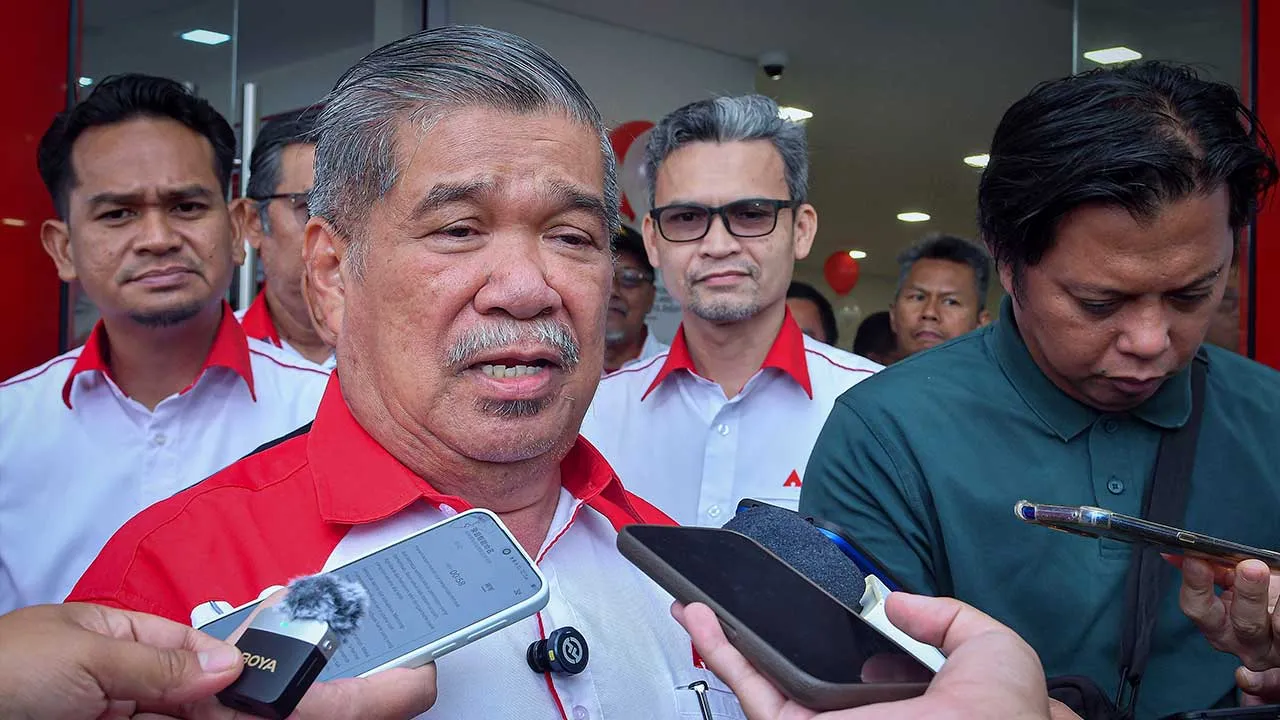 KLANG, 18 Ogos -- Menteri Pertanian dan Keterjaminan Makanan Datuk Seri Mohamad Sabu (kiri) menjawab pertanyaan media pada Majlis Perasmian Agrobank Cawangan Klang di Bandar Botanic Klang hari ini.  -- fotoBERNAMA (2026) HAK CIPTA TERPELIHARA