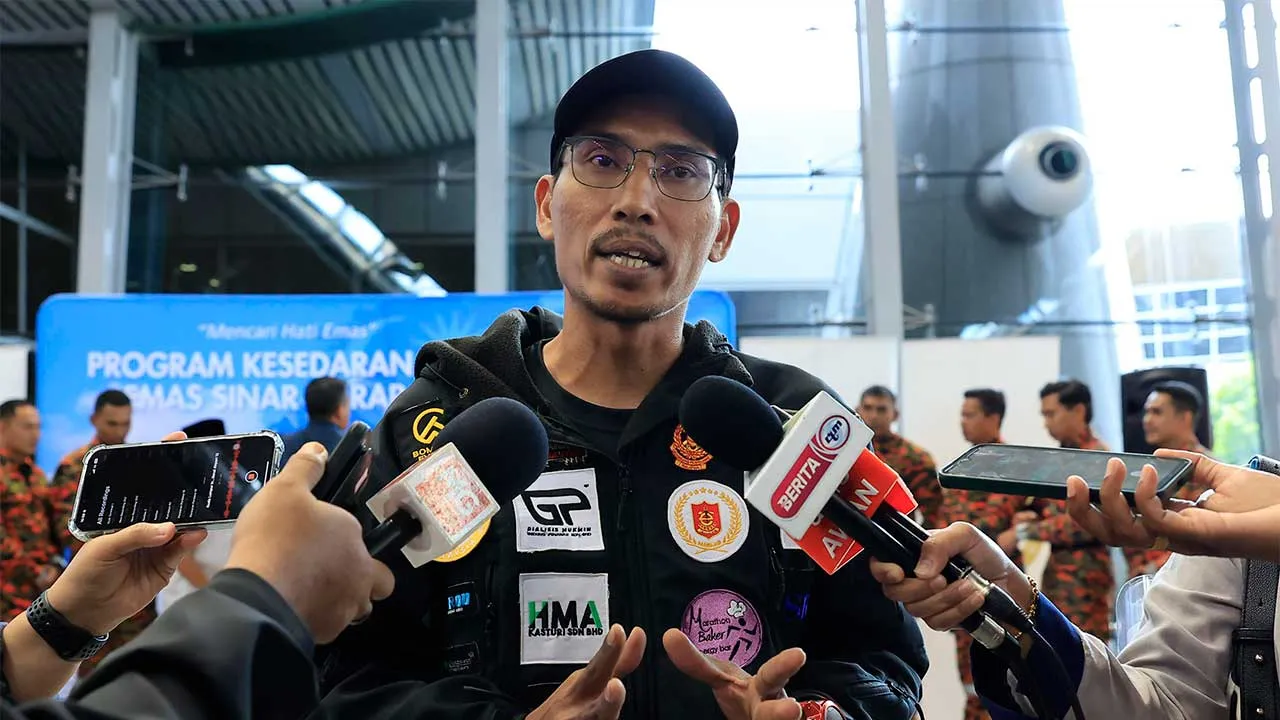 SEPANG, 7 Apr - Pegawai Bomba Kanan (PKB) I, Mohd Fakhrul Munir Mohd Isa bercakap kepada pemberita mengenai Projek Pendakian Amal Bomba de Everest "Mencari Hati Emas" 2025 di Lapangan Terbang Antarabangsa Kuala Lumpur (KLIA) Terminal 1 hari ini. Mohd Fakhrul akan berlepas ke Nepal dengan membawa misi pendakian ke puncak tertinggi dunia, Gunung Everest. - fotoBERNAMA (2025) HAK CIPTA TERPELIHARA