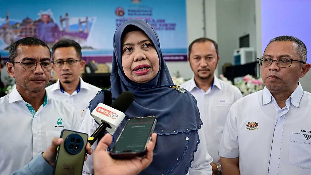 KUALA TERENGGANU, 15 Ogos -- Timbalan Ketua Pengarah Pembangunan Strategik, Unit Penyelarasan Pelaksanaan (ICU) Jabatan Perdana Menteri (JPM) Datuk Norashiken Ishak (tengah) bercakap kepada pemberita pada Program Jelajah Kesejahteraan Rakyat Zon Kuala Terengganu dan Kuala Nerus 2026 anjuran ICU JPM Terengganu di Projek Perumahan Rakyat (PPR) Hiliran, hari ini.  --fotoBERNAMA (2026) HAK CIPTA TERPELIHARA