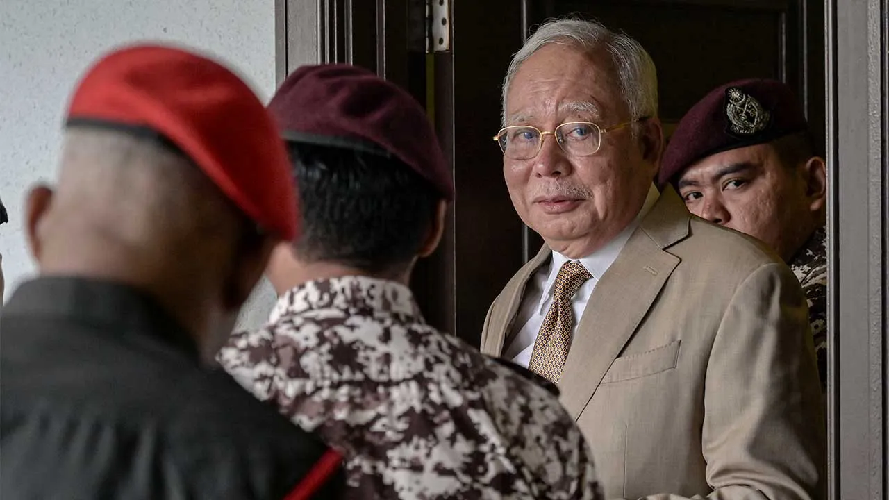 KUALA LUMPUR, 9 April -- Bekas Perdana Menteri Datuk Seri Najib Tun Razak tiba di Mahkamah Tinggi hari ini bagi menyambung perbicaraan berhubung kes saman terhadap kes saman Datuk Seri Dr Dzulkefly Ahmad berhubung hantaran mengenai isu kronisme di akaun Facebook.  -- fotoBERNAMA (2026) HAK CIPTA TERPELIHARA