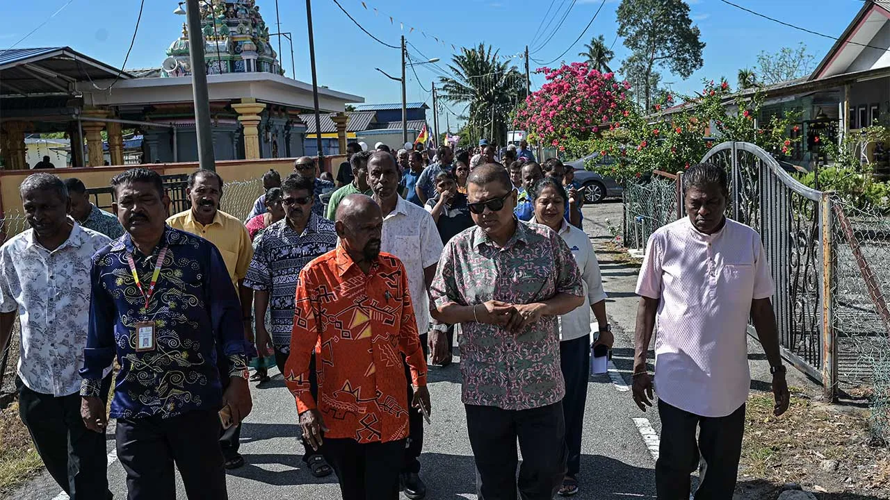 KUALA LANGAT, 15 Ogos -- Pengerusi Lembaga Penggalakan Pelancongan Malaysia (Tourism Malaysia), Datuk Manoharan Periasamy (depan dua, kanan) ketika sesi tinjauan mesra bagi melihat suasana dan kemudahan kampung pada Program Pembangunan Kampung Fatimah, Banting sebagai Perkampungan Warisan Budaya lndia hari ini.  -- fotoBERNAMA (2026) HAK CIPTA TERPELIHARA