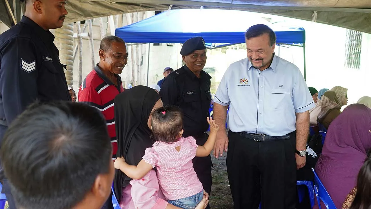 SEMPORNA, 15 Ogos -- Menteri Kewangan II Datuk Seri Amir Hamzah Azizan beramah mesra dengan penduduk kampung pada Program Turun Padang Sumbangan Asas Rahmah (SARA) di Pulau Bum Bum, dekat sini, hari ini.  --fotoBERNAMA (2026) HAK CIPTA TERPELIHARA