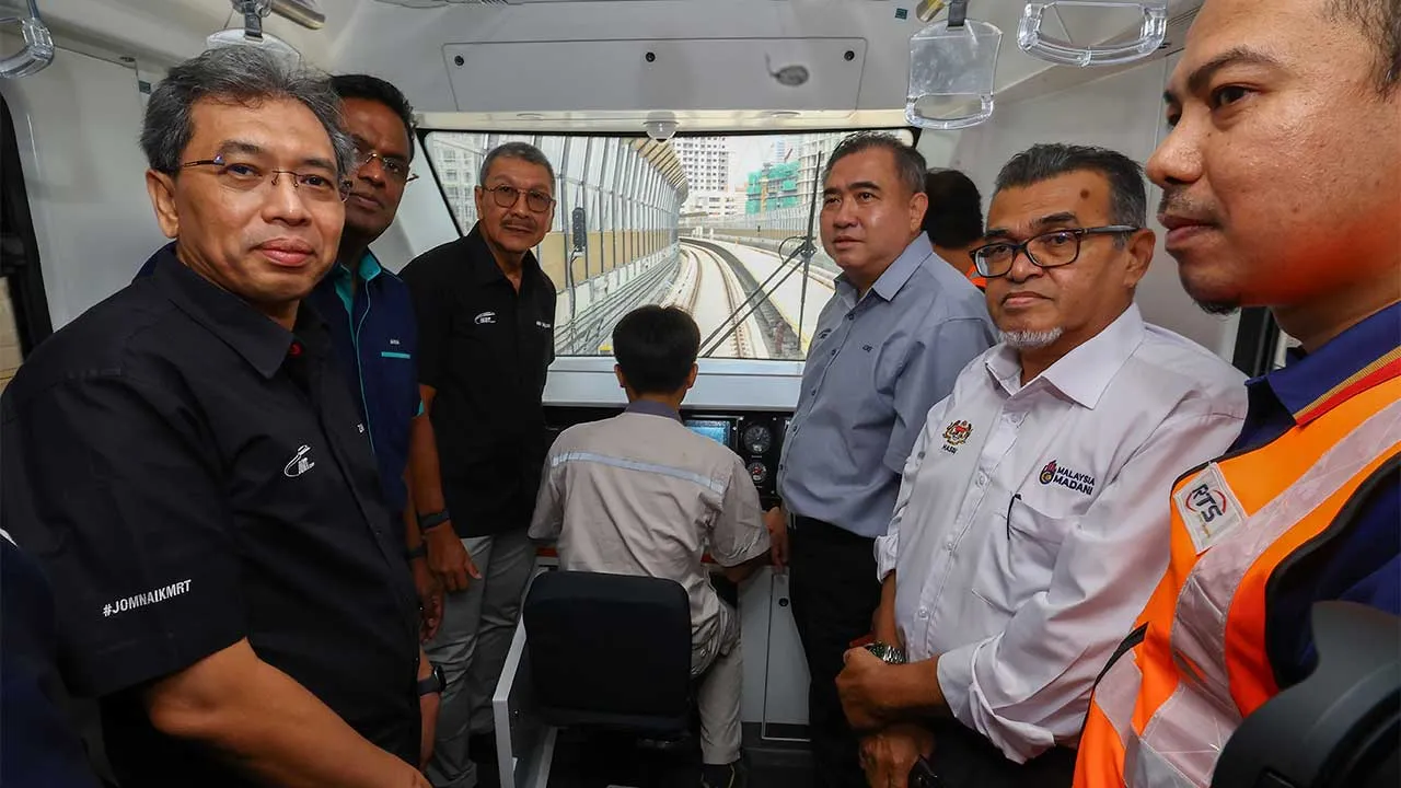 JOHOR BAHRU 18 Ogos -- Menteri Pengangkutan Anthony Loke Siew Fook ketika meninjau perkembangan Sistem Transit Rapid (RTS) Link Johor Bahru-Singapura di Kompleks Bersepadu Imigresen, Kastam dan Kuarantin (ICQ), Bukit Cagar hari ini.   --fotoBERNAMA(2026) HAK CIPTA TERPELIHARA