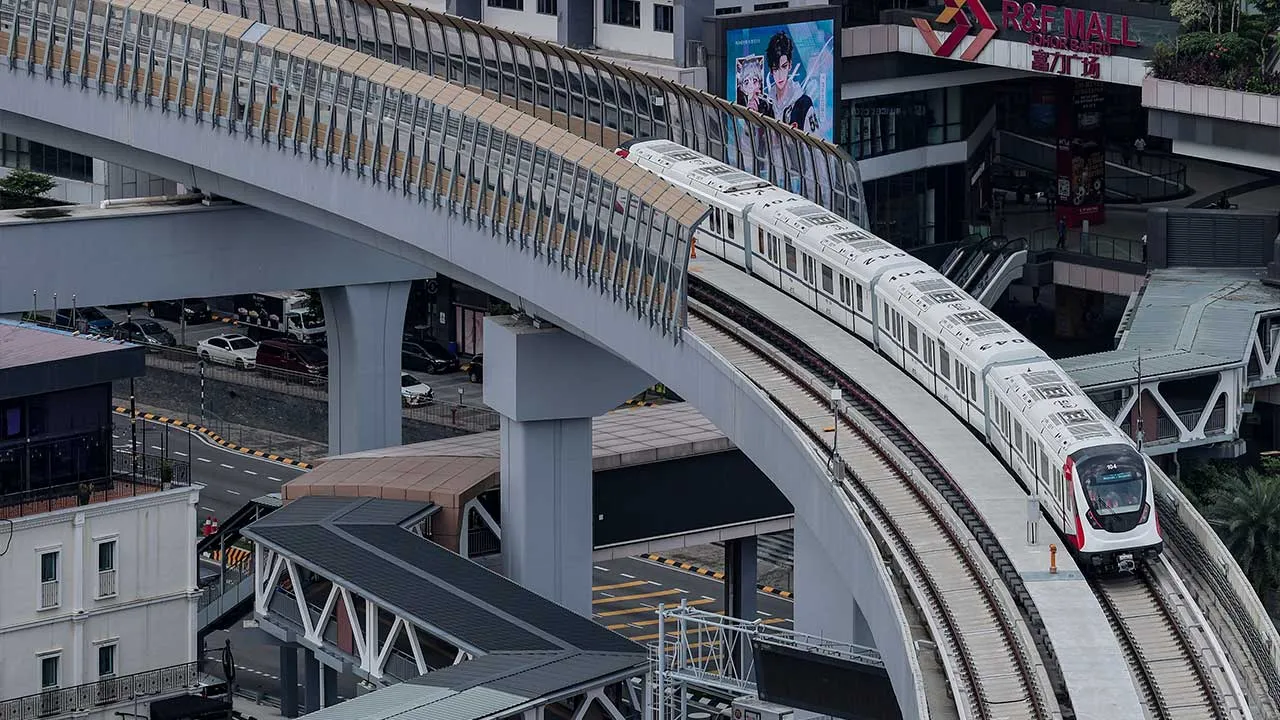 JOHOR BAHRU, 5 Mei -- Perkhidmatan Rapid Transit System (RTS) Link kini memasuki fasa percubaan, menandakan kemajuan penting dalam usaha menghubungkan Johor Bahru dan Singapura dengan lebih lancar serta mengurangkan kesesakan di Tambak Johor.  Projek sepanjang kira-kira empat kilometer ini merangkumi dua stesen utama iaitu Bukit Chagar Station dan Woodlands North Station, lengkap dengan kemudahan imigresen bersepadu bagi memudahkan pergerakan penumpang.  RTS Link dijangka beroperasi sepenuhnya pada 1 Januar