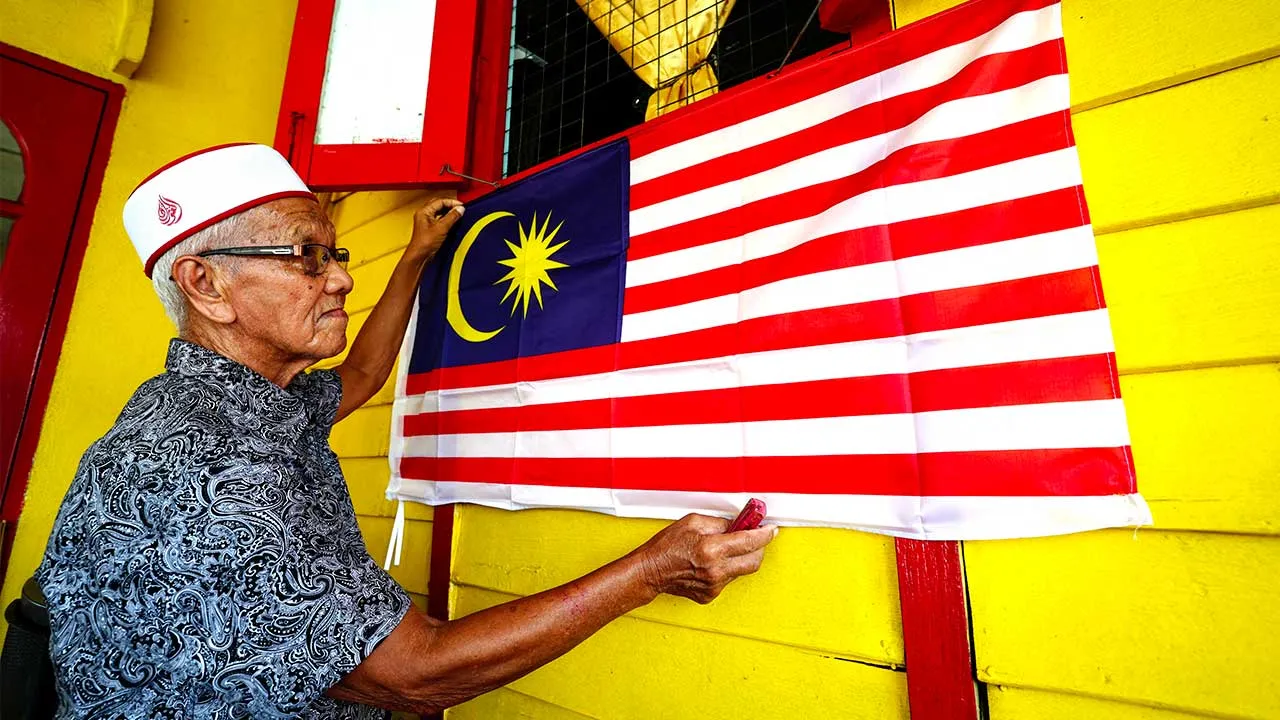 JELEBU, 23 Ogos -- Hampir 30 Jalur Gemilang menghiasi sebuah rumah pusaka berusia lebih 100 tahun di Jelebu setiap kali menjelang Bulan Kebangsaan, sekali gus menjadi simbol kecintaan pemiliknya, Abdul Karim Abdul Rahman, 83, terhadap tanah air yang menjadi tempatnya bernaung.  Bagi Abdul Karim, pemasangan Jalur Gemilang bukan sekadar menceriakan kediaman, sebaliknya menjadi tanda syukur dan penghargaan terhadap kemerdekaan yang dinikmati rakyat Malaysia hari ini.  Sudah hampir 25 tahun menetap di rumah pus