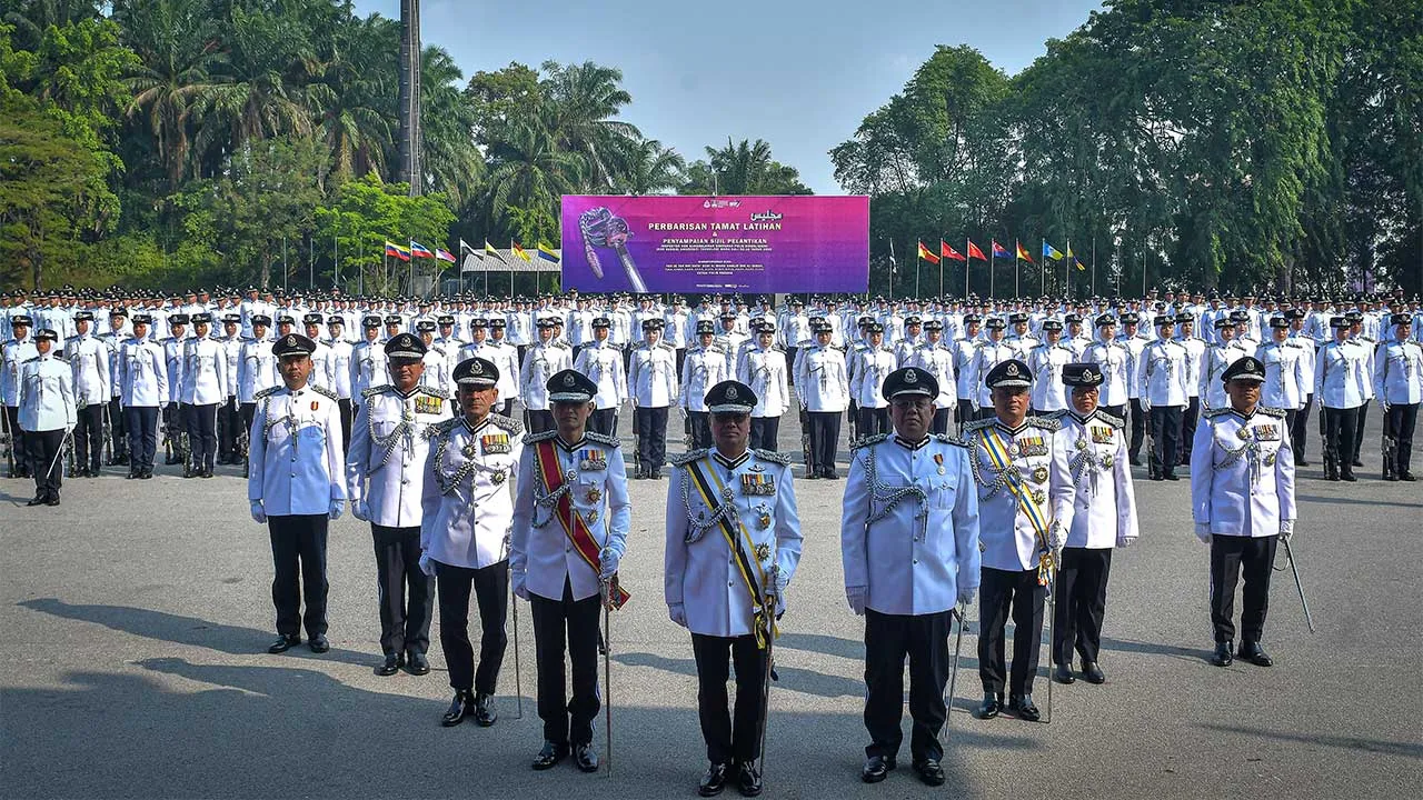 SHAH ALAM, 24 Ogos -- Pengarah Jabatan Pencegahan Jenayah dan Keselamatan Komuniti Bukit Aman Datuk Noor Hisam Nordin (tengah) bersama Ketua Polis Selangor Datuk Shazeli Kahar (empat, kiri) serta Komandan Kor SUKSIS merangkap Timbalan Naib Canselor (Hal Ehwal Pelajar UiTM Prof Dr Mohd Sazili Shahibi (empat, kanan) bergambar pada Majlis Perbarisan Tamat Latihan Dan Penyampaian Sijil Pelantikan Inspektor Kor SUKSIS Universiti Teknologi Mara (UiTM) Ke-10 2026 di Padang Kawad UiTM Shah Alam hari ini.  -- fotoBE