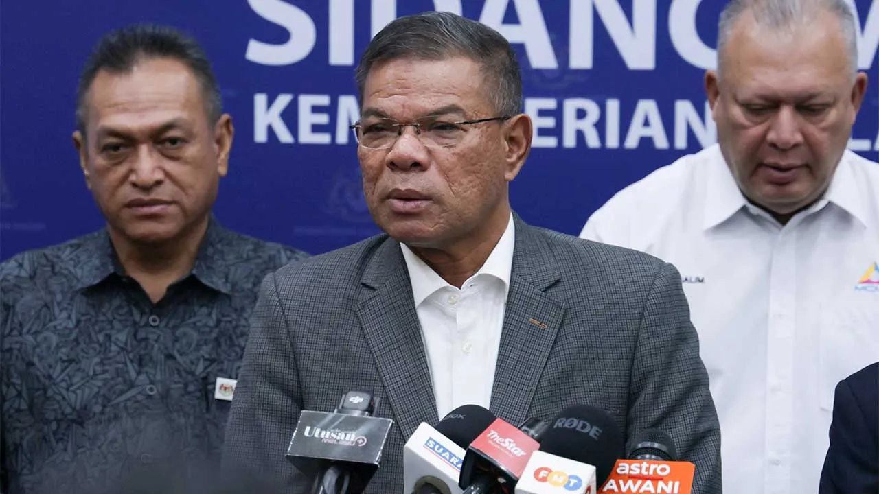 PUTRAJAYA, 18 Ogos -- Menteri Dalam Negeri Datuk Seri Saifuddin Nasution Ismail (tengah) bercakap pada sidang media selepas Majlis Pertukaran Dokumen Perjanjian Persefahaman (MoU) antara Jabatan Imigresen Malaysia (JIM) dan Suruhanjaya Komunikasi dan Multimedia Malaysia (MCMC) di Kompleks Setia Perkasa hari ini.   Turut kelihatan Ketua Setiausaha Kementerian Dalam Negeri (KDN) Datuk Dr Awang Alik dan Pengerusi Suruhanjaya Komunikasi dan Multimedia Malaysia (MCMC) Tan Sri Mohamad Salim Fateh Din (kanan).  --