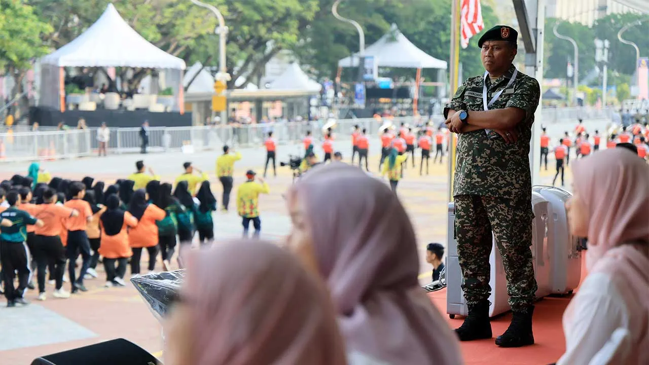 PUTRAJAYA, 27 Ogos - Panglima 4 Divisyen Tentera Darat Malaysia Mejar Jeneral Mohd Shauari Mat Piah meninjau Raptai Perbarisan Hari Kebangsaan di Dataran Putrajaya, hari ini. - fotoBERNAMA (2026) HAK CIPTA TERPELIHARA
