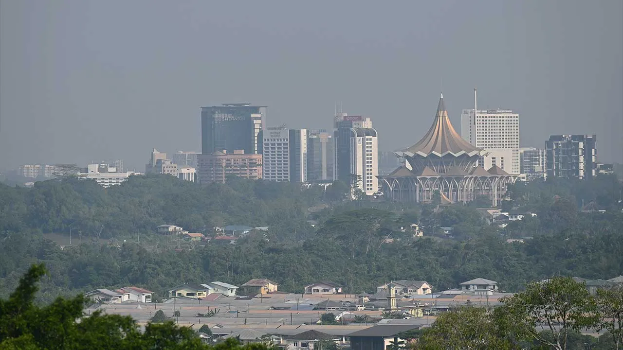 KUCHING, 8 Ogos -- Pemandangan di sekitar bandar raya Kuching terjejas akibat situasi berjerebu dengan bacaan Indeks Pencemaran Udara (IPU) 153 pada 6 petang ketika tinjauan fotoBERNAMA, hari ini.  Berdasarkan Sistem Pengurusan Indeks Pencemaran Udara Malaysia (APIMS), kawasan yang mencatat bacaan IPU tidak sihat ialah Kuching (153), Samarahan (155), Serian (171), Sri Aman (124), Mukah (115) dan Bintulu (153).  --fotoBERNAMA (2026) HAK CIPTA TERPELIHARA