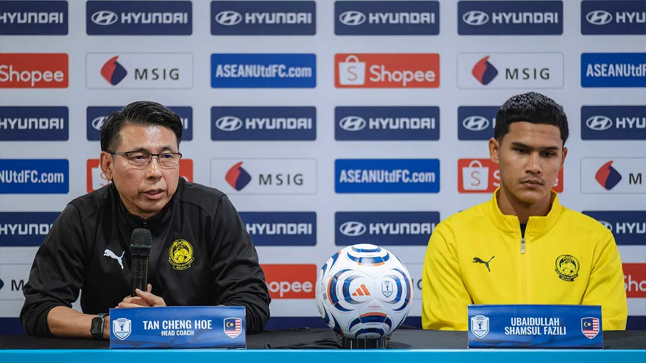 KUALA LUMPUR, 15 Ogos -- Ketua jurulatih interim Harimau Malaya Tan Cheng Hoe (kiri) bersama pemain Malaysia Ubaidullah Shamsul Fazili ketika Sidang Media Kejohanan Bola Sepak Piala ASEAN 2026 hari ini.  Malaysia akan bertemu dengan Vietnam pada aksi timbal balik separuh akhir Piala ASEAN 2026, Ahad ini di Stadium Bola Sepak Kuala Lumpur, Cheras sebelum bertandang ke tempat lawan pada Rabu depan.  --fotoBERNAMA (2026) HAK CIPTA TERPELIHARA