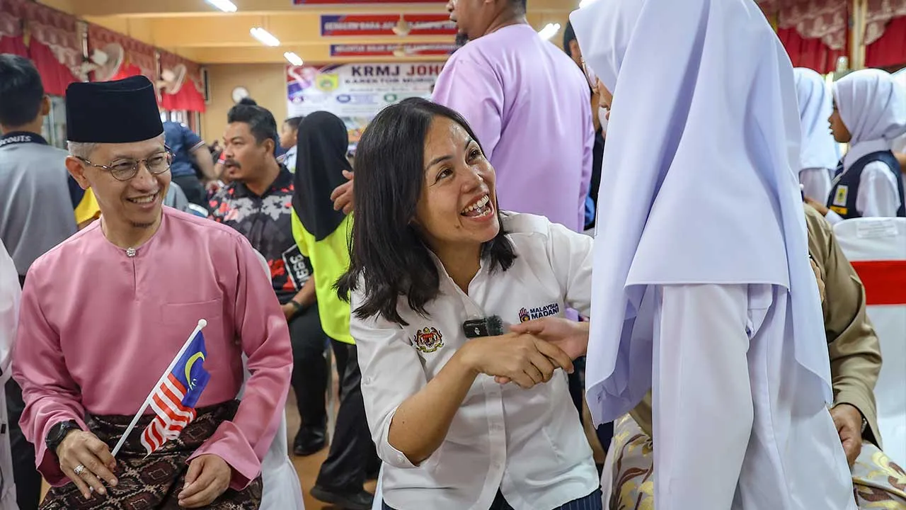 KULAI, 14 Ogos -- Timbalan Menteri Komunikasi Teo Nie Ching (tengah) diiringi Ketua Setiausaha Kementerian Komunikasi Datuk Abdul Halim Hamzah (kiri) beramah mesra dengan murid pada Majlis Penyerahan Penyaluran Peruntukan Sekolah Angkat MADANI 2026 Kementerian Komunikasi di Sekolah Kebangsaan Murni Jaya, hari ini.  --fotoBERNAMA (2026) HAK CIPTA TERPELIHARA