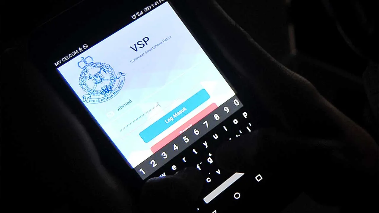 GEORGE TOWN, 15 April -- Seorang remaja berusia 20-an mendaftar menjadi Rakan Cop selepas memuat turun aplikasi Volunteer Smartphone Patrol (VSP). Menerusi Manifesto Barisan Nasional (BN) bagi Pilihan Raya Umum Ke-14, antaranya berhubung 'Keselamatan Rakyat Keutamaan Kami' dengan menambah jumlah Rakan Cop dan Polis Bantuan terlatih bagi membantu mencegah jenayah dalam kawasan kejiranan dalam tempoh lima tahun mendatang. -- fotoBERNAMA (2018) HAK CIPTA TERPELIHARA