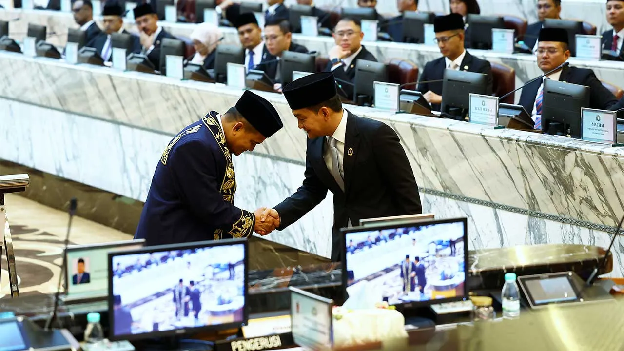 ISKANDAR PUTERI, 27 Ogos -- Menteri Besar Johor Datuk Onn Hafiz Ghazi bersalaman dengan Ahli Dewan Undangan Negeri (ADUN) Buloh Kasap Datuk Zahari Sarip selepas beliau dilantik sebagai Speaker Dewan Undangan Negeri (DUN) Johor ke-16 pada Mesyuarat Pertama bagi Penggal Persidangan Pertama DUN Johor ke-16 di Bangunan Sultan Ismail, Kota Iskandar, hari ini.  Pencalonan Zahari, 59, dikemukakan oleh Onn Hafiz pada sesi persidangan berkenaan.  --fotoBERNAMA(2026) HAK CIPTA TERPELIHARA