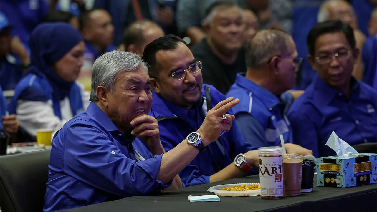 SEREMBAN, 1 Ogos -- Pengerusi Barisan Nasional (BN) Datuk Seri Dr Ahmad Zahid Hamidi ketika mengikuti perkembangan semasa keputusan Pilihan Raya Negeri (PRN) Negeri Sembilan Ke-16 di Command Centre BN, Wisma UMNO Negeri Sembilan, hari ini.  Turut kelihatan, Setiausaha Agung Barisan Nasional Datuk Dr Asyraf Wajdi Dusuki.  -- fotoBERNAMA (2026) HAK CIPTA TERPELIHARA