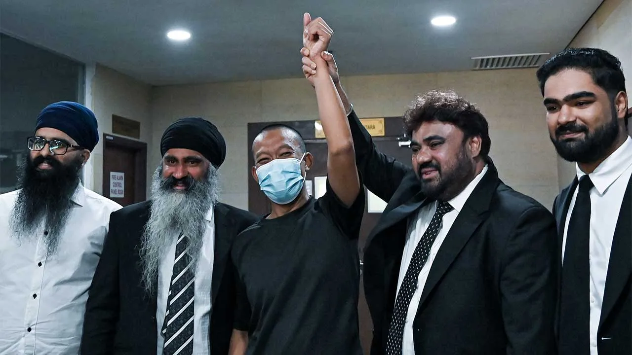 IPOH, 27 Ogos -- Seorang juruelektrik dilepas dan dibebaskan oleh Mahkamah Sesyen di sini hari ini daripada pertuduhan membenarkan pokok kanabis seberat 253.4 gram ditanam di sebuah rumah tiga tahun lalu.  Hakim Meor Sulaiman Ahmad Tarmizi membuat keputusan itu selepas mendapati pihak pendakwaan gagal membuktikan kes prima facie terhadap Aszizi Ayub, 37, di akhir kes pendakwaan.  --fotoBERNAMA (2026) HAK CIPTA TERPELIHARA