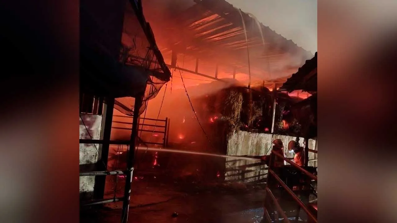 ANGGOTA bomba memadam kebakaran gudang jerami gulung di Kampung Tempayan Pecah, Ayer Hitam dekat Jitra malam tadi. ...Gambar JBPM KEDAH