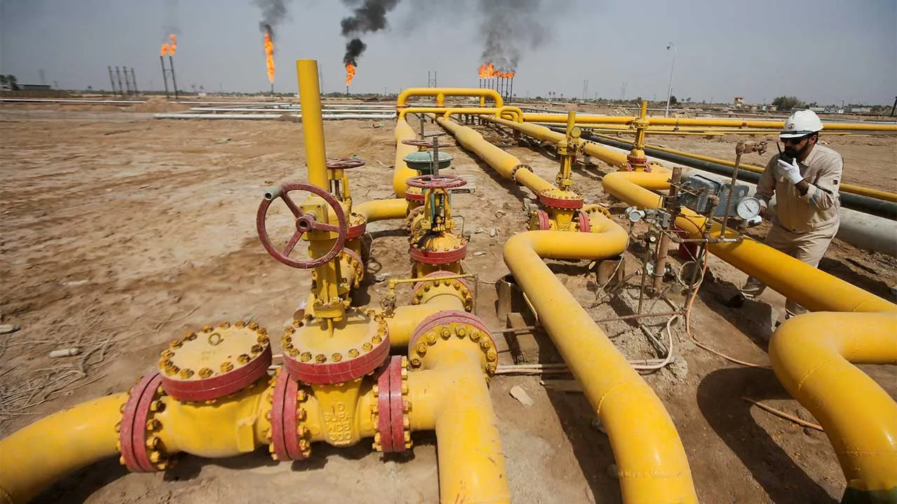 FILE PHOTO: A worker checks an oil pipeline at Nahr Bin Umar oil field, north of Basra, Iraq March 22, 2022. REUTERS/Essam Al-Sudani/File Photo