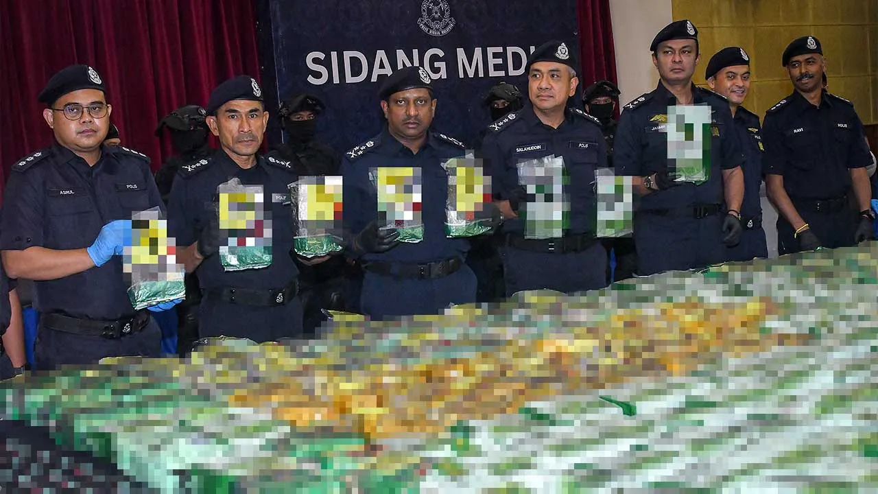 SHAH ALAM, 4 Ogos -- Pengarah Jabatan Siasatan Jenayah Narkotik Bukit Aman Datuk Hussein Omar Khan (tiga, kiri) menunjukkan bungkusan plastik mengandungi dadah jenis syabu yang berjaya dirampas ketika sidang media mengenai kejayaan anggota polis menumpaskan sindiket pengedaran dadah yang bernilai RM42 juta di Ibu Pejabat Polis Kontinjen Selangor hari ini.  -- fotoBERNAMA (2026) HAK CIPTA TERPELIHARA