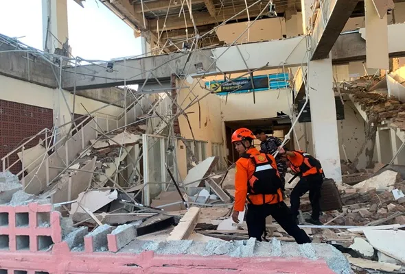 Rescuers inspect a heavily-damaged building at L. Say port following an earthquake in Sikka, Maumere, East Nusa Tenggara province, Indonesia, August 15, 2026. Indonesian Search and Rescue Agency (Basarnas)/ Handout via REUTERS ATTENTION EDITORS