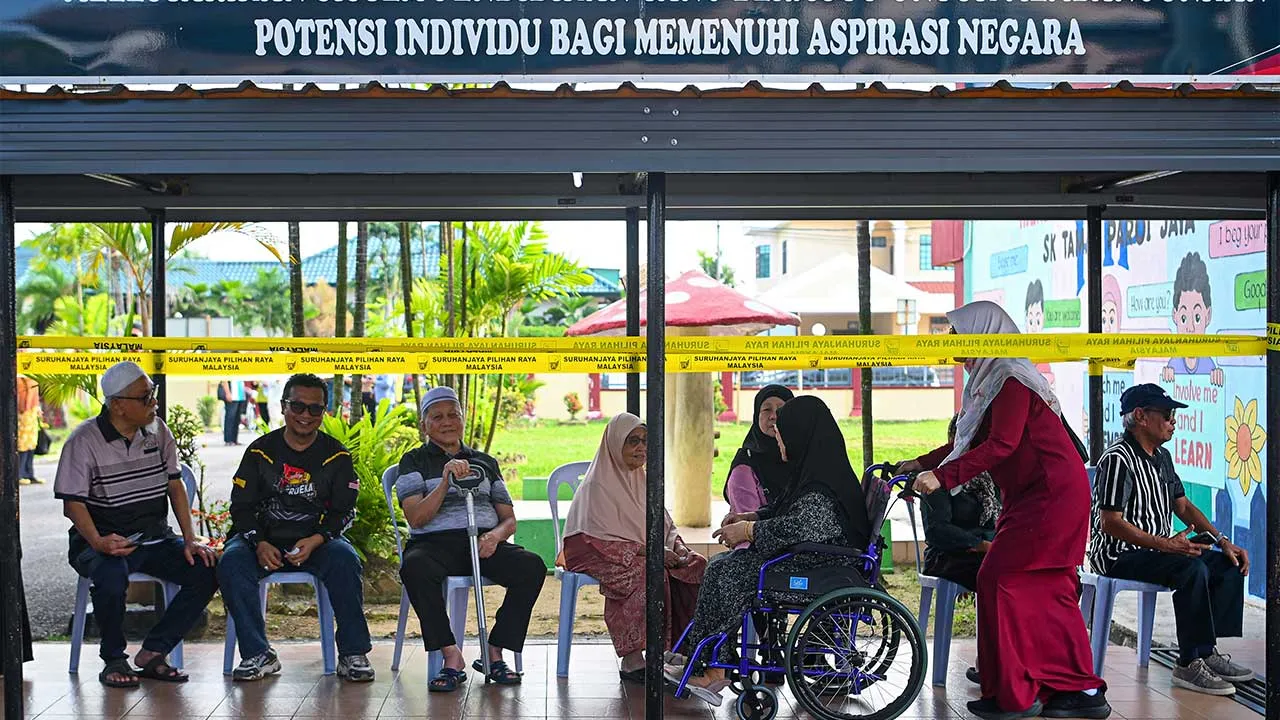 Warga emas menunggu dengan sabar giliran untuk menunaikan tanggungjawab mengundi di Pusat Mengundi Sekolah Kebangsaan Taman Paroi Jaya sempena Pilihan Raya Negeri (PRN) Negeri Sembilan Ke-16 hari ini.SEREMBAN, 1 Ogos --fotoBERNAMA (2026) HAK CIPTA TERPELIHARA  SEREMBAN, Aug 1 -- Elderly voters patiently wait for their turn to fulfil their responsibility to cast their ballots at the Sekolah Kebangsaan Taman Paroi Jaya Polling Centre during the 16th Negeri Sembilan State Election today.  --fotoBERNAMA (2026) 