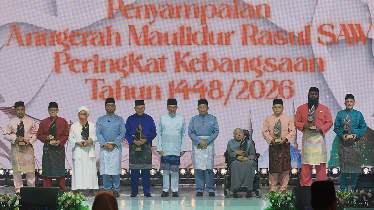 SERDANG, 25 Ogos -- Perdana Menteri Datuk Seri Anwar Ibrahim (enam, kiri) bergambar bersama para penerima Anugerah Tokoh Maulidur Rasul pada Sambutan Maulidur Rasul Peringkat Kebangsaan Tahun 1448H/2026M di Universiti Putra Malaysia (UPM) hari ini.  Turut sama Menteri di Jabatan Perdana Menteri (Hal Ehwal Agama) Dr Zulkifli Hasan (empat, kiri) dan Ketua Pengarah Jabatan Kemajuan Islam Malaysia (JAKIM) Datuk Dr Sirajuddin Suhaimee (lima, kanan).  --fotoBERNAMA (2026) HAK CIPTA TERPELIHARA