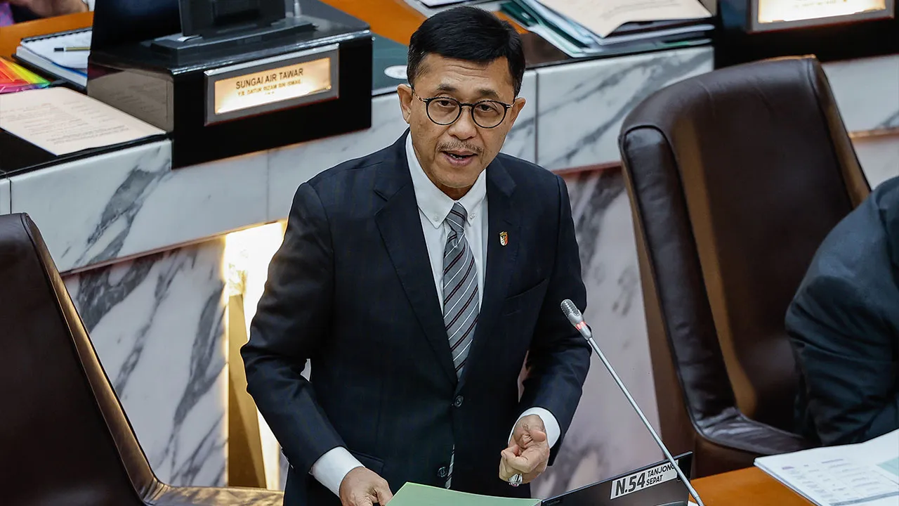 SHAH ALAM, 5 Ogos -- Exco Perumahan dan Kebudayaan Negeri Selangor Datuk Borhan Aman Shah semasa sesi soal jawab sempena Mesyuarat Kedua Persidangan Penggal Keempat Dewan Undangan Negeri Selangor ke-15 di Dewan Negeri Selangor hari ini.  --fotoBERNAMA (2026) HAK CIPTA TERPELIHARA