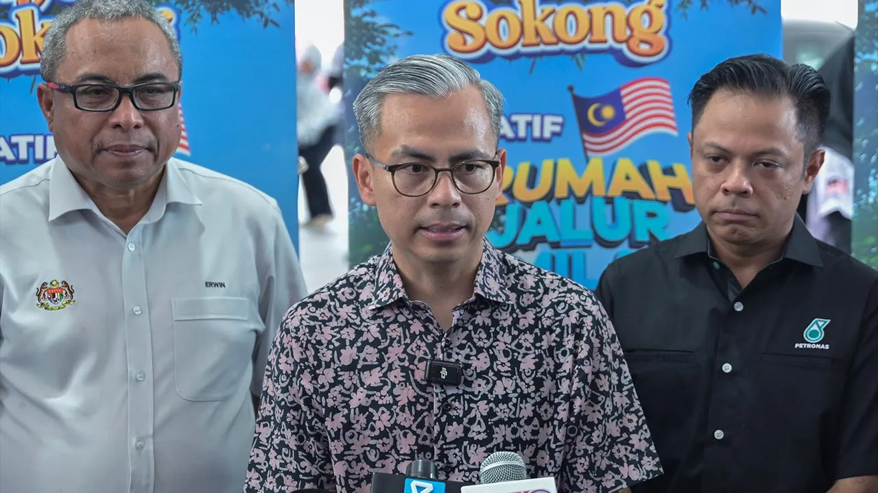 KUALA LUMPUR, 9 Ogos -- Menteri Komunikasi Datuk Seri Fahmi Fadzil (tengah) menjawab pertanyaan media ketika hadir pada Ekspresi Jalur Gemilang JAPEN@Petronas di Petronas NPE Pantai Dalam hari ini.  Turut hadir Ketua Pengarah Jabatan Penerangan, Erwin Khairul Ahmad (kiri) dan Pengurus Besar Bahagian Runcit Bahan Api Petronas Dagangan Berhad, Mohd Feiruz Mohd Ghazali.  --fotoBERNAMA (2026) HAK CIPTA TERPELIHARA